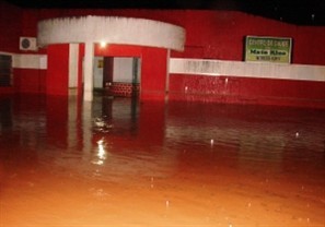 Chuva alaga prédios públicos e isola cidade de Mato Rico na região centro-oeste do Estado